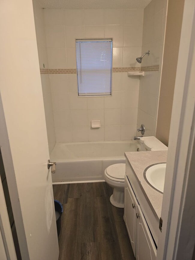 Building Photo - Refurbished - 3 bdrm 1.5 bath