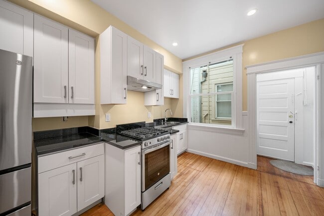 Building Photo - Remodeled pet friendly 1BR w/ shared roof deck, new kitchen, laundry