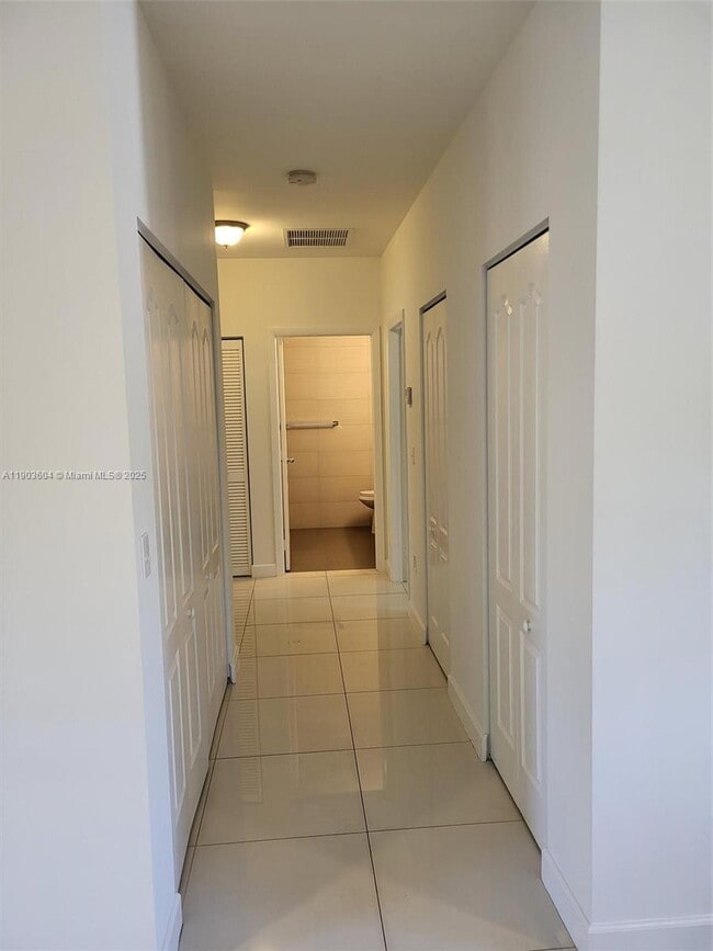 Building Photo - 1027 SW 11th Ave