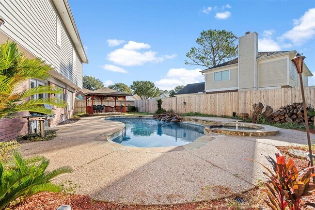 Building Photo - 9942 Villa Verde Dr