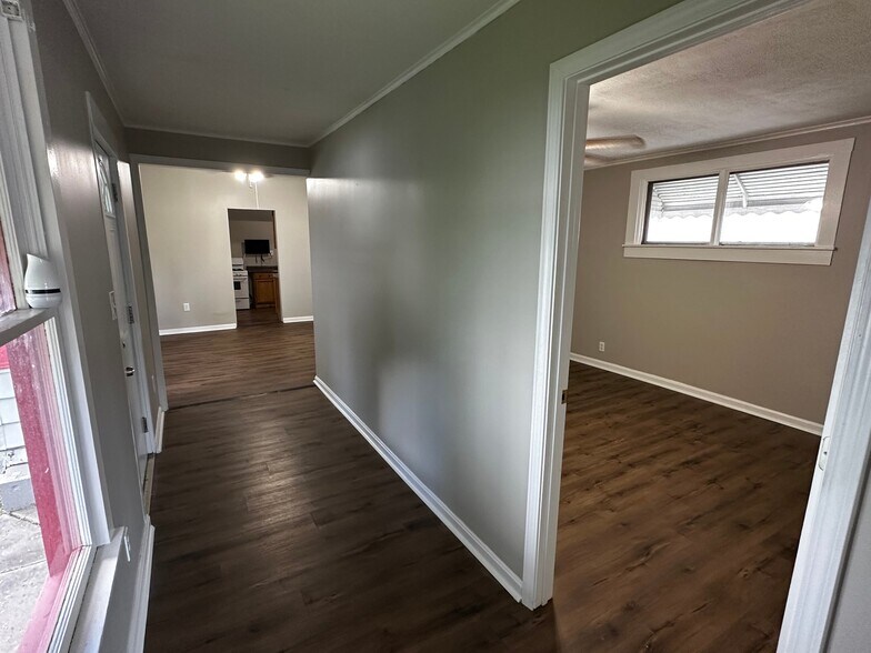 Building Photo - 1120 Ekin Ave