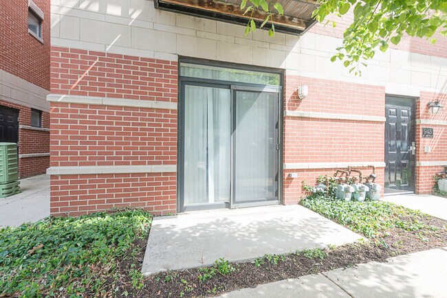 Building Photo - 943 W 14th Pl