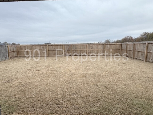 Building Photo - 565 Fernwood Dr