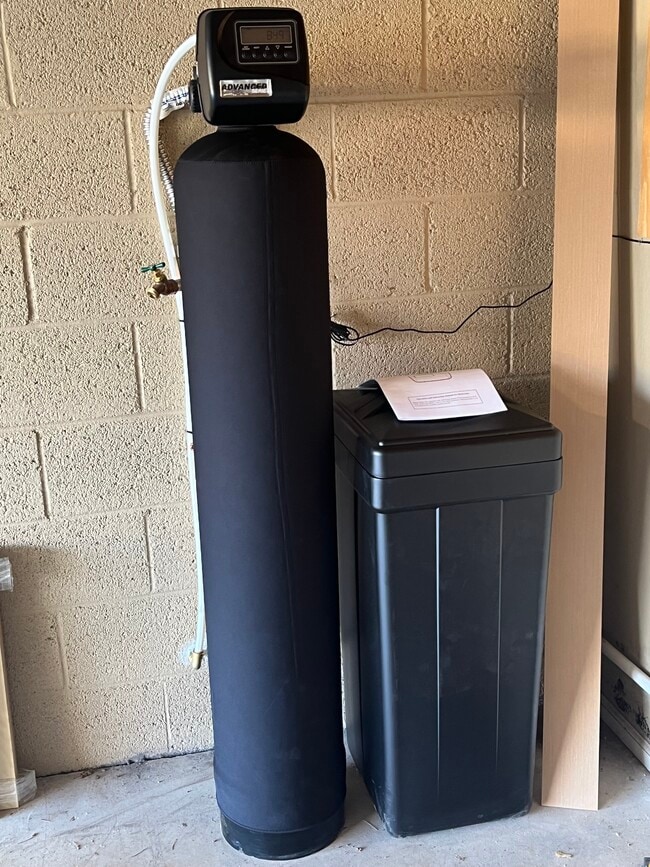 Building Photo - 5631 E Hartford Ave