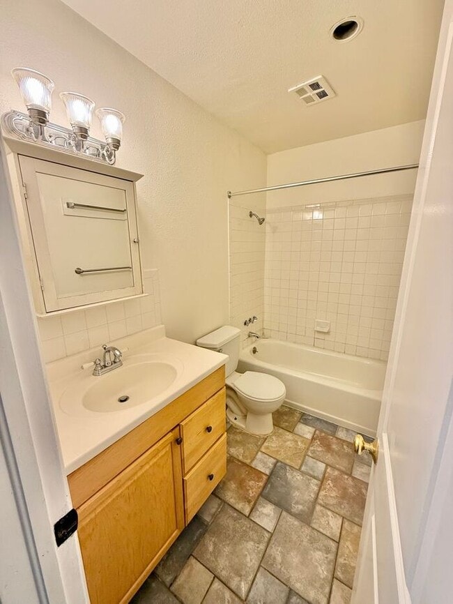 Building Photo - Move -In Incentives - 2 Weeks Free, or Flexible Lease Dates! 2 Bed, 1 Bath apartment in 4 Plex - ...