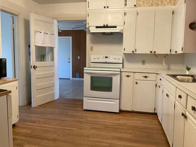 Building Photo - 10 ACRES with an AMAZING 3 Bedroom 2 Bath ...
