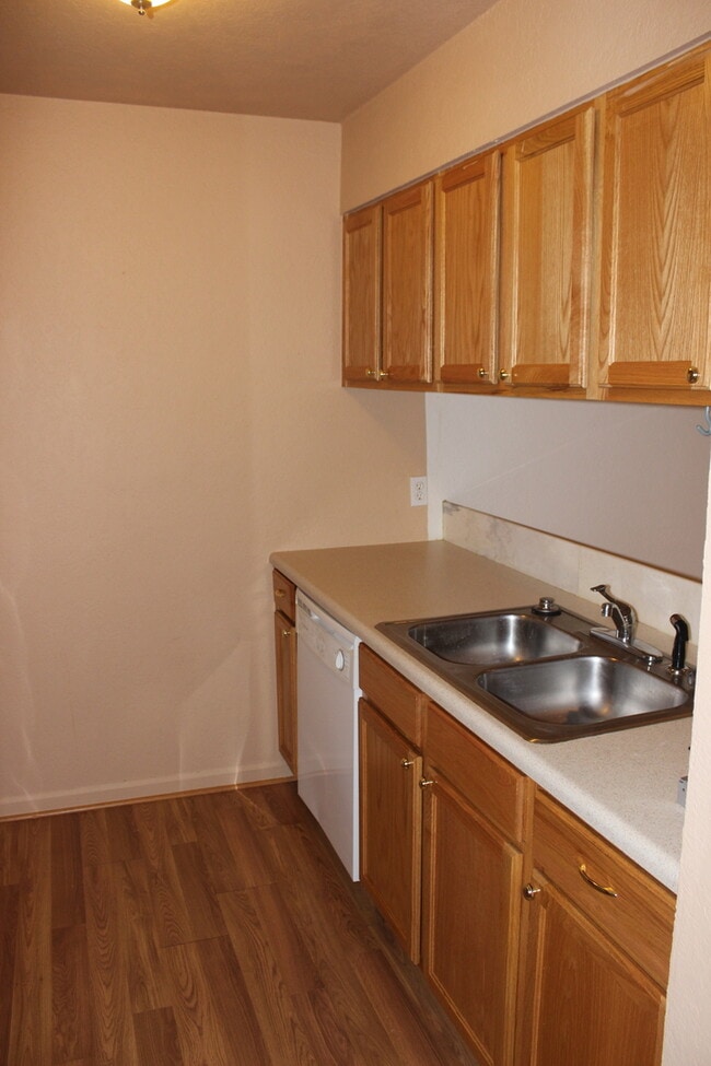 Building Photo - 2/1 Condo with screened porch and communit...