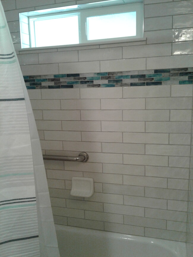 Shower/tub combo. Deep tub. - 2914 Woodlawn Avenue