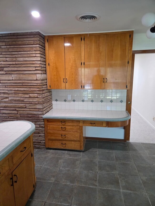 Building Photo - Travis Heights