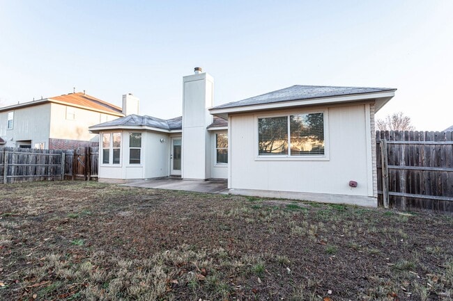 Building Photo - Comfortable 3BR/2BA Home with Vinyl Floori...