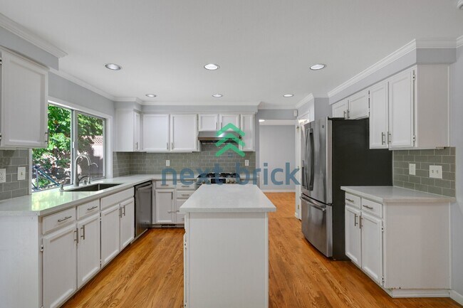 Building Photo - "Spacious 4-Bedroom Retreat with 2.5 Baths in Charming Sammamish Setting"