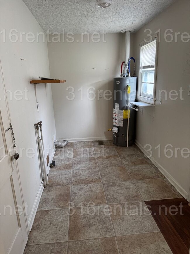 Building Photo - 2 Bed 1 bath house with attached garage in El Dorado!