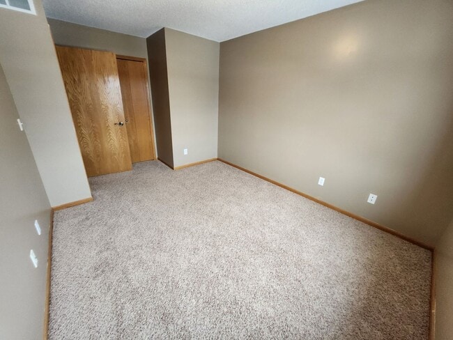 Building Photo - updated 2 bed townhouse under 2k per month in Burnsville! Open concept, master bed w/attached bat...