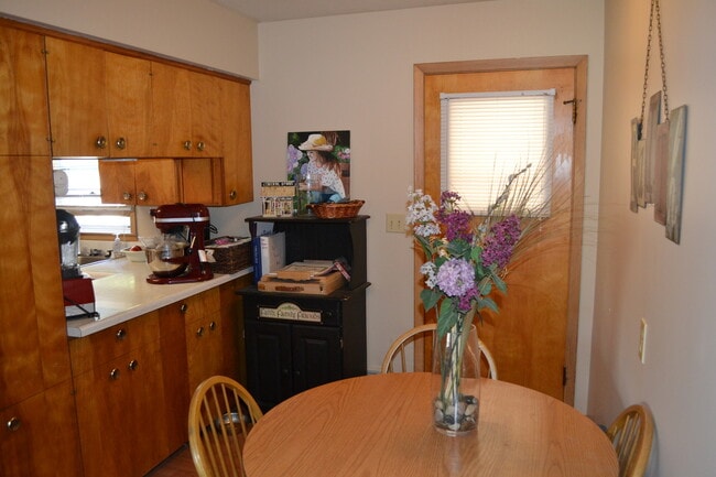Building Photo - Nice 3-4 Br, 2 Bath Ranch style home, fenced in yard, garage, patio, full basement