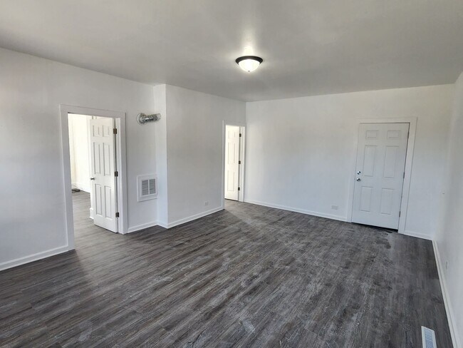 Building Photo - large 2 bedroom upper near Racine Zoo