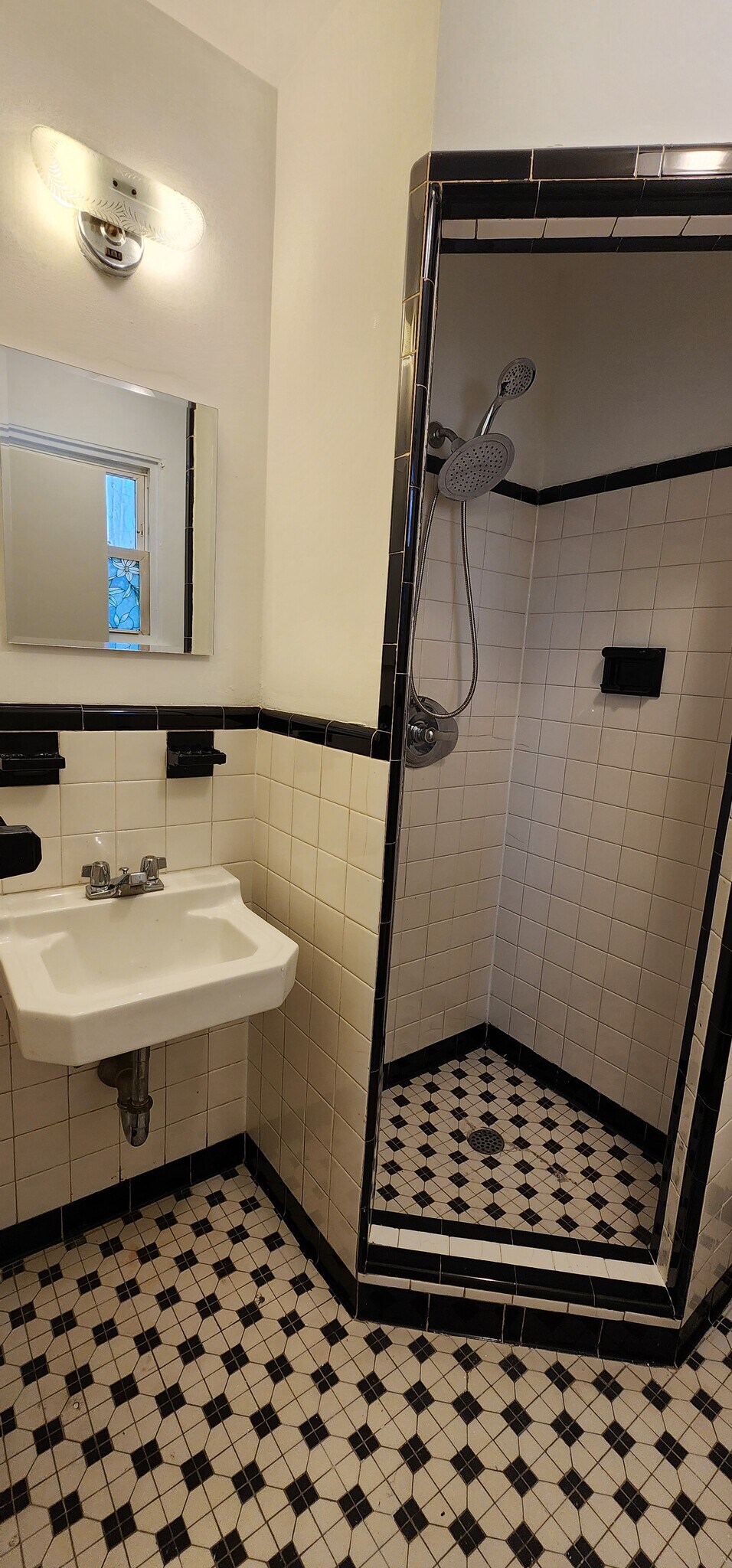 Building Photo - 1001 Orchard Way