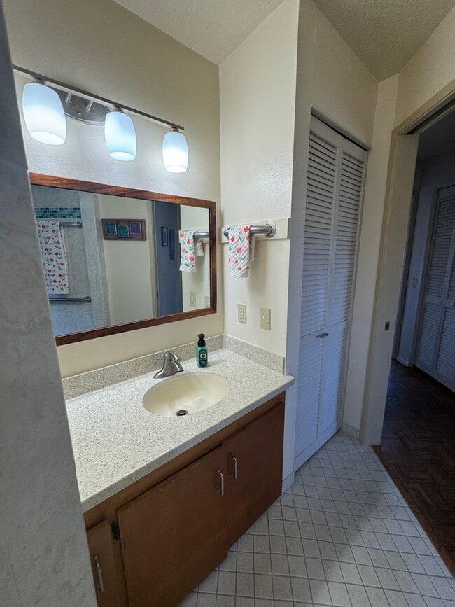 Building Photo - 3 Bedroom/ 2.5 Bath