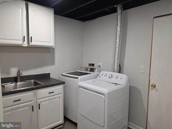 Building Photo - 8943 Sweetbriar St