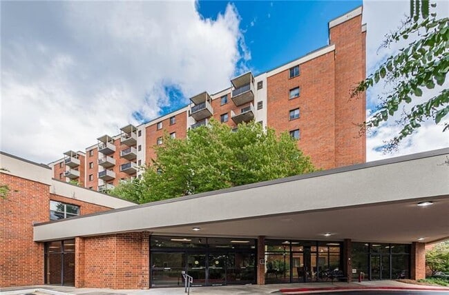 Building Photo - 300 Johnson Ferry Rd