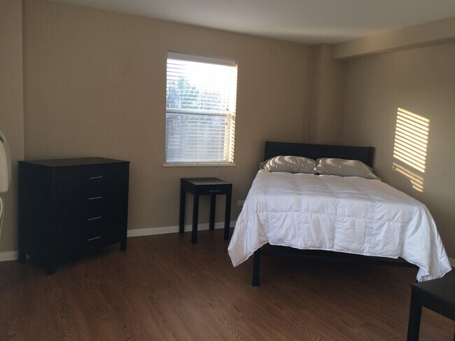 Building Photo - 2255 Highland Ave S