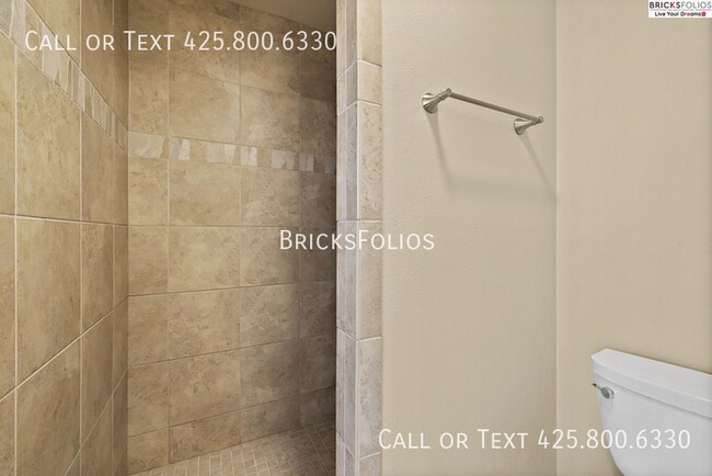 Building Photo - Luxurious 5-bedroom home in Sammamish with...