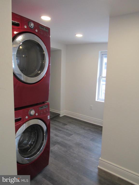 Building Photo - 708 Oak Ln