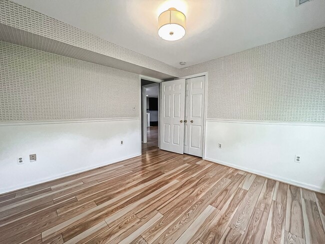 Building Photo - Magnificent 5 Bed 3 Bath Colonial Home Sit...