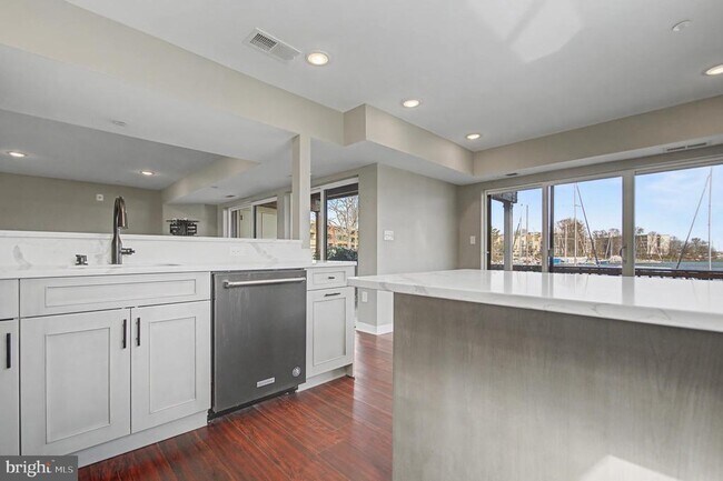 Building Photo - 768 Fairview Ave