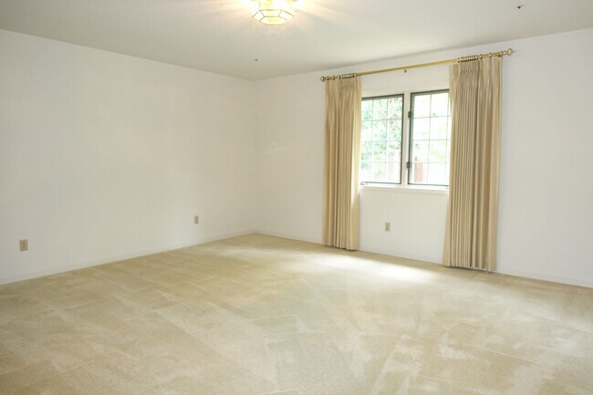 Building Photo - Spacious home, close to downtown Los Altos.  Easy commute location. Great Los Altos Schools!