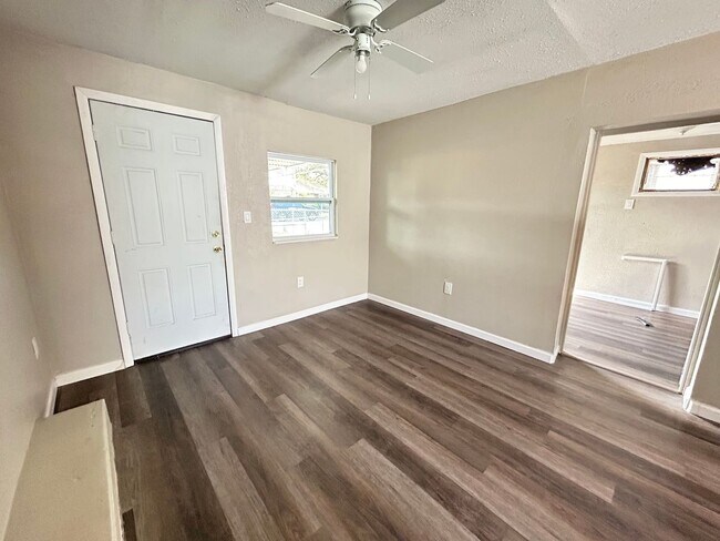 Building Photo - Updated 1 Bed 1 Bath Unit in Super Convenient Location!