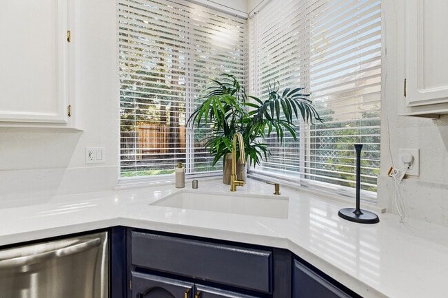 Building Photo - 2559 Du Bois Dr