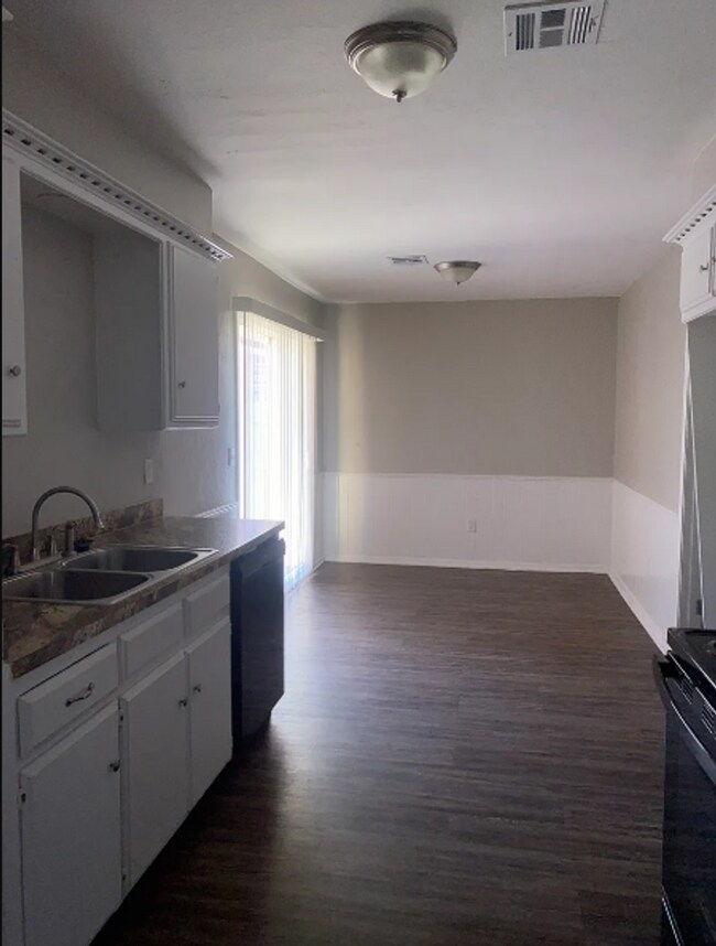 Building Photo - Charming 3-Bed, 2-Bath OKC Home with Fence...