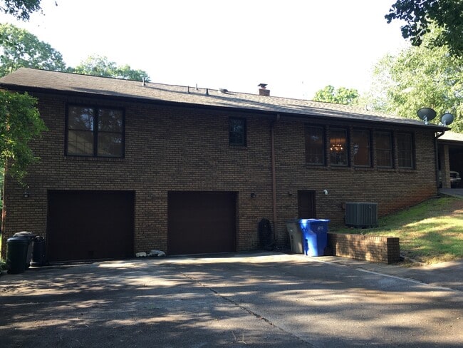Building Photo - Spacious 3 Bedroom 2.5 Bath home located i...