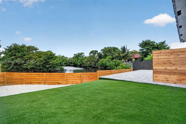 Building Photo - 655 NW 24th Ave