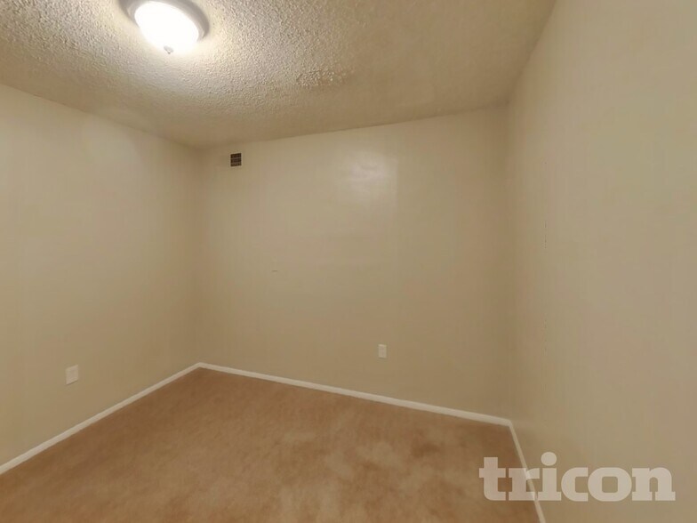 Building Photo - 828 N Pine Ct