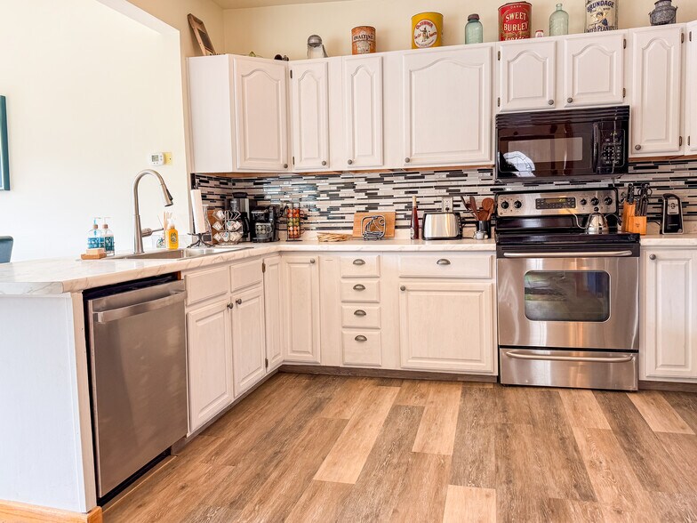 Building Photo - 440 S Peninsula Ln