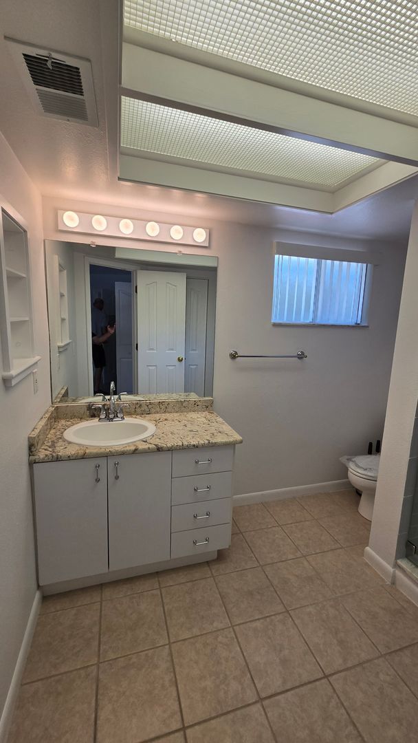 Building Photo - 2 Bed 2 Bath townhome with a Den/ Office s...