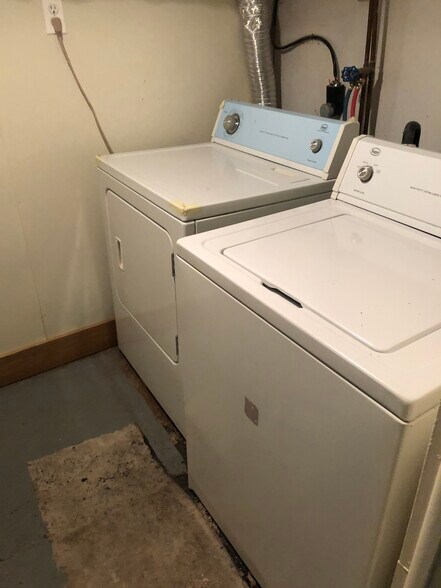 Building Photo - 245 E Hamilton Ave