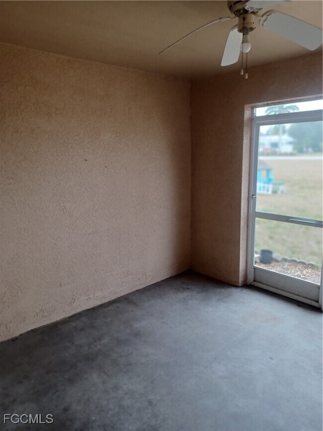 Building Photo - 3020 SE Santa Barbara Pl