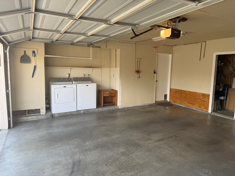 Building Photo - 1612 Carmel Cir E