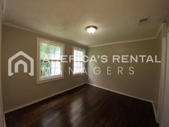 Building Photo - 104/105 7th Ave SE