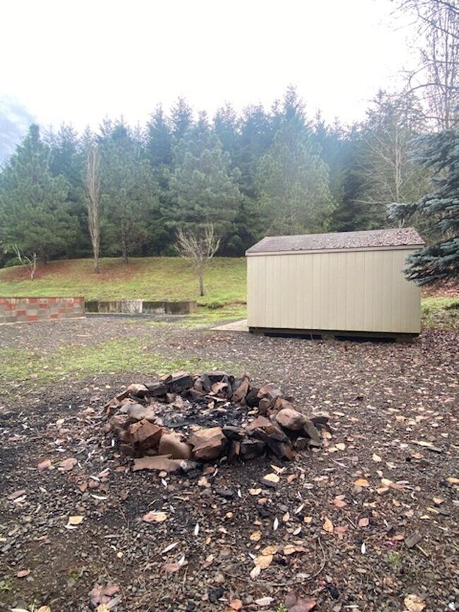 Building Photo - Private Country Living 3 Bedroom Home!