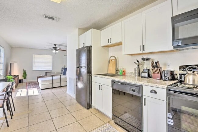 Building Photo - 416 40th St E