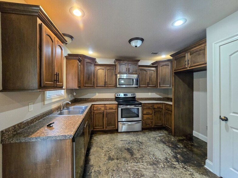 Building Photo - 203 N Bernis St