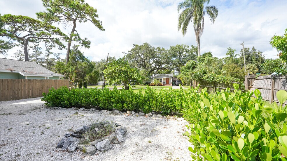 Building Photo - 310 W Idlewild Ave