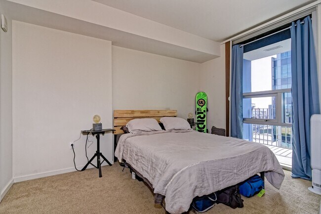 Building Photo - Modern Elegance Meets Iconic Views – Luxur...