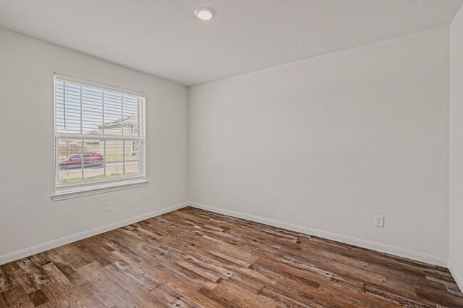 Building Photo - 2 Week Free Move-In Special! 3 Bed / 2 Bath in Luckey Ranch – Hardwood Floors + Fridge, W/D Included