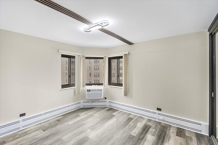 Building Photo - 7337 S South Shore Dr