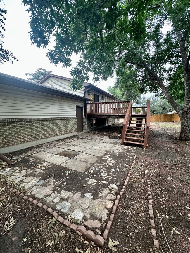 Building Photo - Updated Split-Level Gem | 5BD, 3BA | Large...