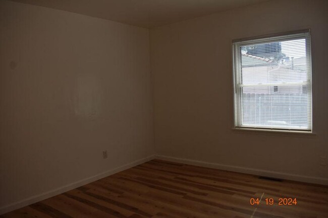Building Photo - Charming Two-Bedroom, One-Bath Unit – Avai...